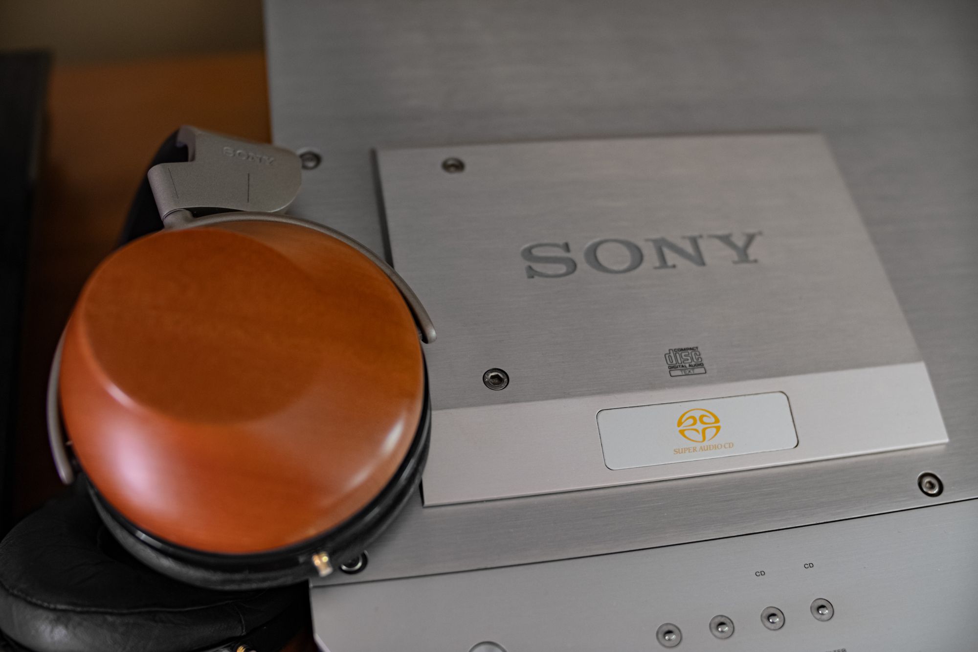 Sony MDR R10 Beauty in Uniqueness Den Fi